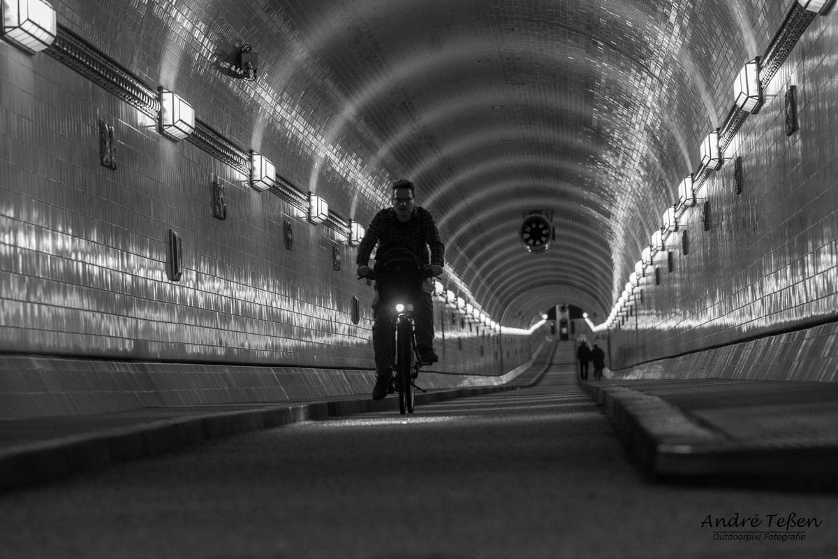 Alter Elbtunnel, fotografiert in schwarz-weiß