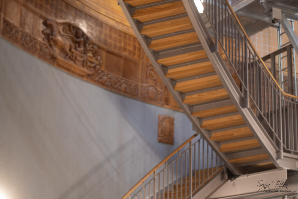 Treppen im alten Elbtunnel, fotografiert mit Objektiv von Meyer-Görlitz